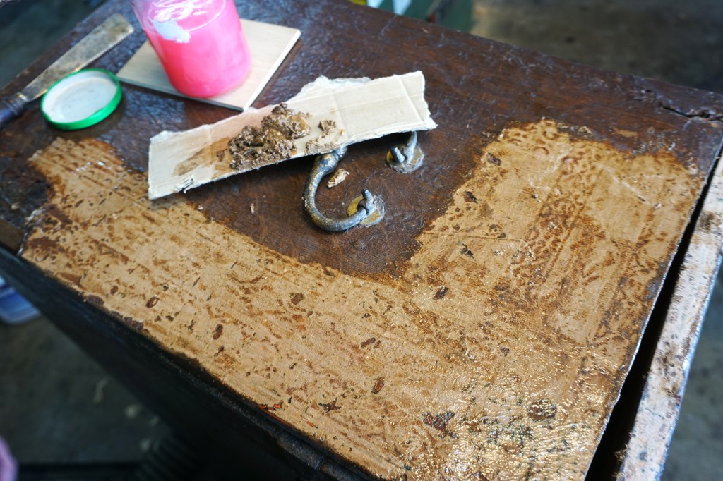 décapage du faux bois à la penture sur cuir !